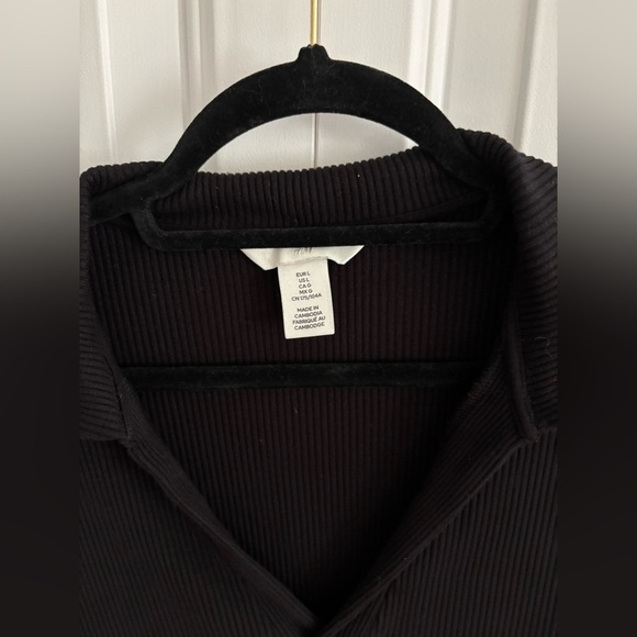 Collared Ribbed Crop Top - Picture 3 of 4